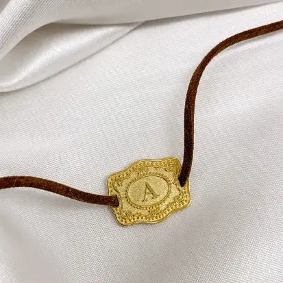 CHOKER FIVELA ENVELHECIDA INICIAL COURINHO DOURADA